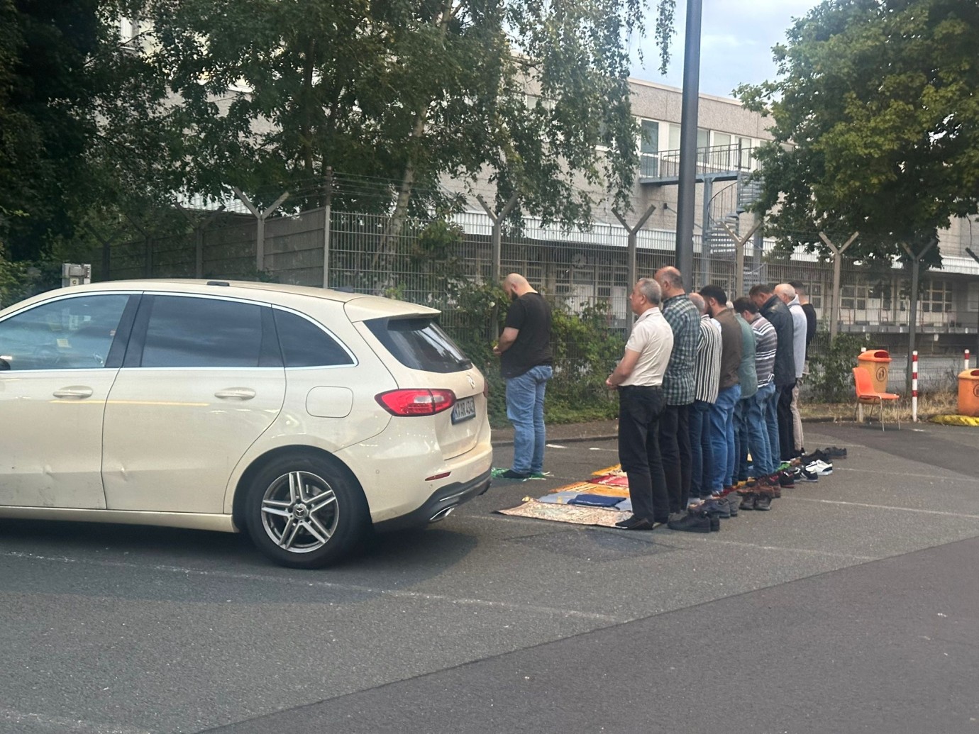 Düsseldorf Havalimanı’nda Taksi Şoförlerinden Namaz İçin Konteyner Talebi