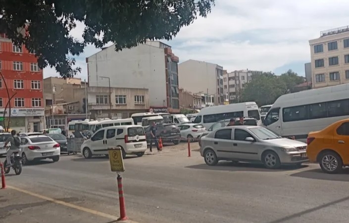 Keşan Köy Garajında Araç Giriş-Çıkışı Trafiği Kilitledi
