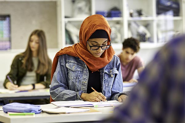Avusturya'da, okullarda 14 yaş altındakilere başörtüsünü yasaklayan tasarının parlamentodan geçmesine tepki