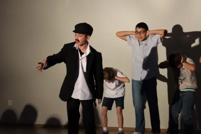 Sanat Akademisi Tiyatro Bölümü Yılsonu Performansıyla Dikkat Çekti!